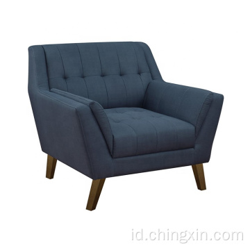 Ruang tamu satu kursi biru kain santai sofa dengan kaki kayu solid